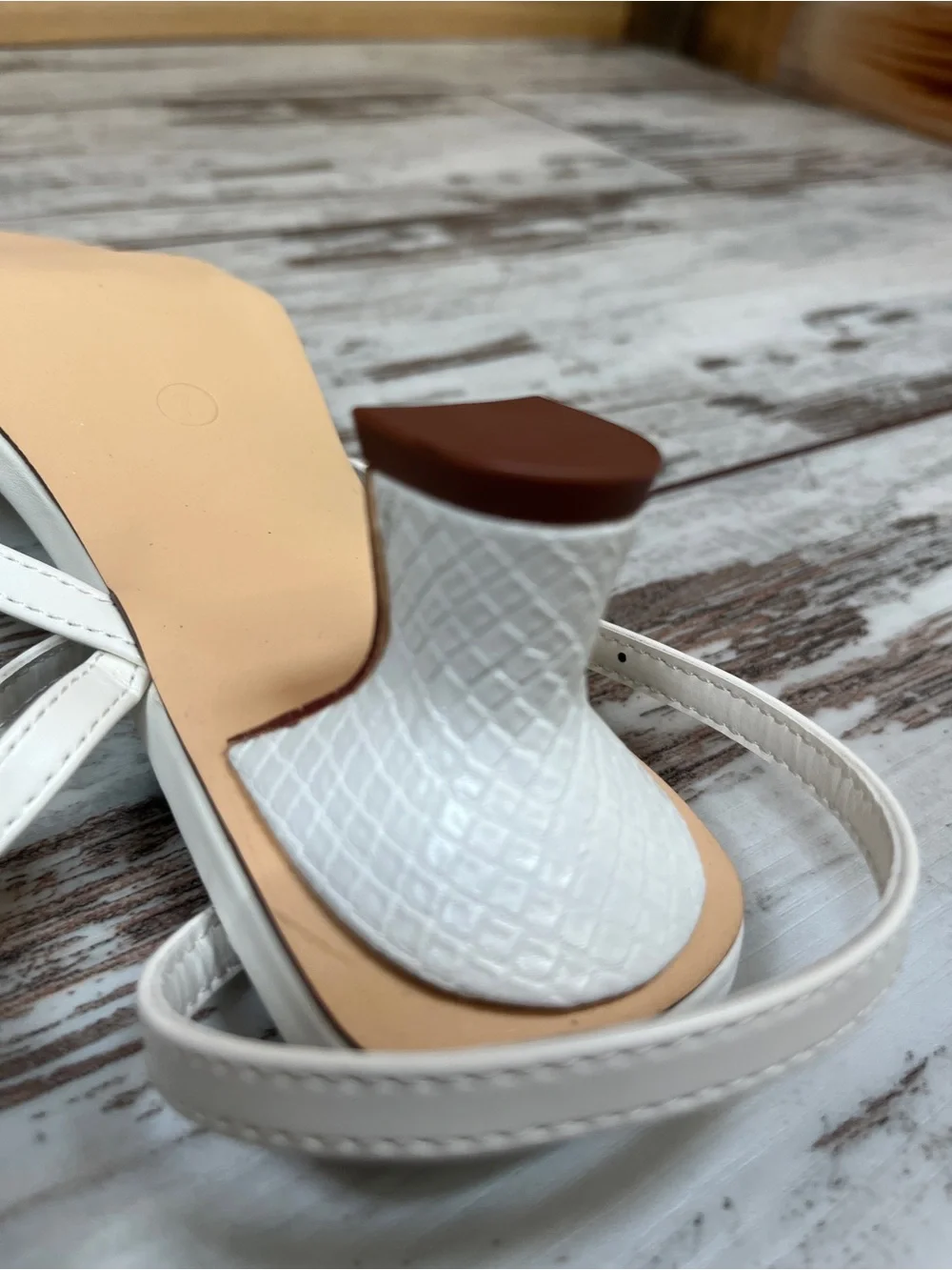 Juliet Holy Womens 7 White Strappy Square Toe Toe-Loop Kitten Heel Sandals NWOT